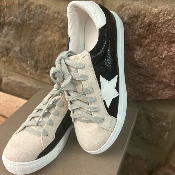 Nature Breeze Shoes - Sneakers Stylish Black and White Women's Sneakers 6 Brand New in box